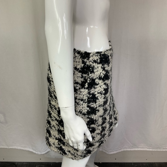 St. John Cream Black Houndstooth Print Wool Blend Buckle Pencil Skirt Size 4 - Picture 5 of 13